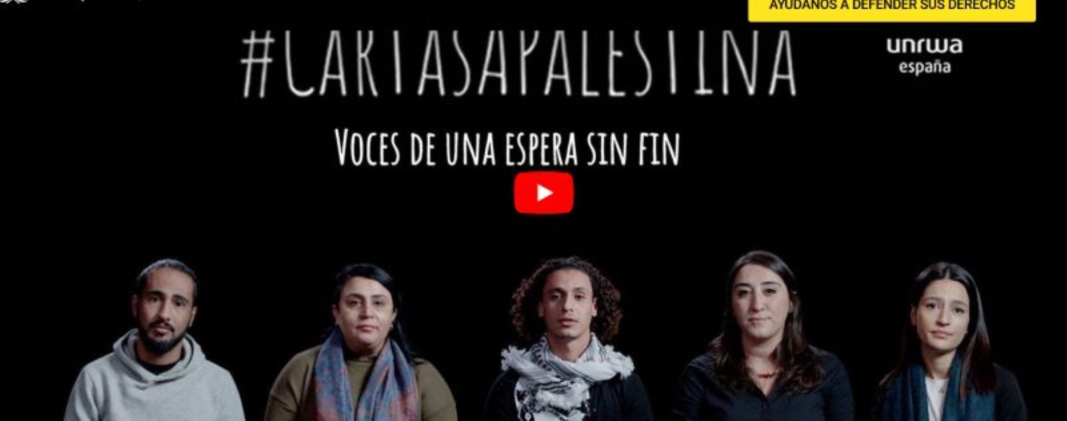 Imagen sobre fondo negro de cinco jóvenes palestinos, tres chicas y dos chicos, en un plano americano mirando a cámara